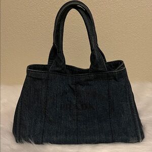Prada canapa